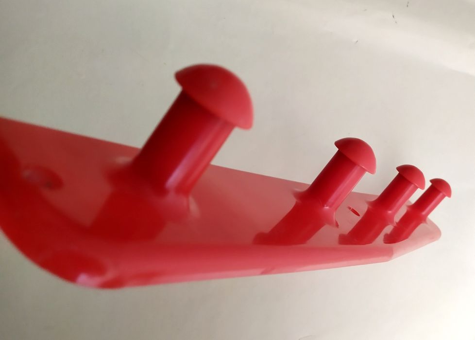 ВЕШАЛКА Пластиковая красная вешалка для одежды полотенец