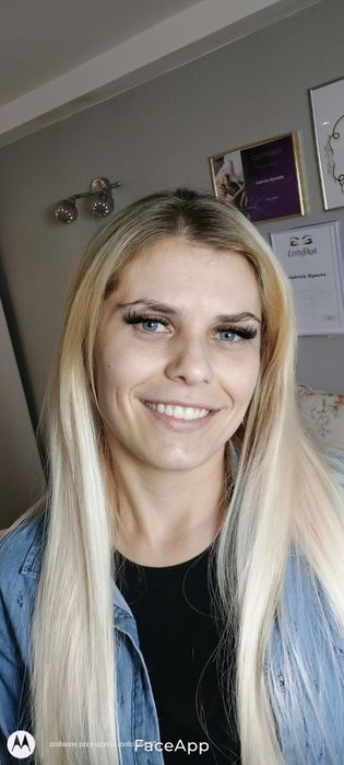 Przedluzanie i zagęszczanie rzęs metodą 1:1 oraz objętościową.