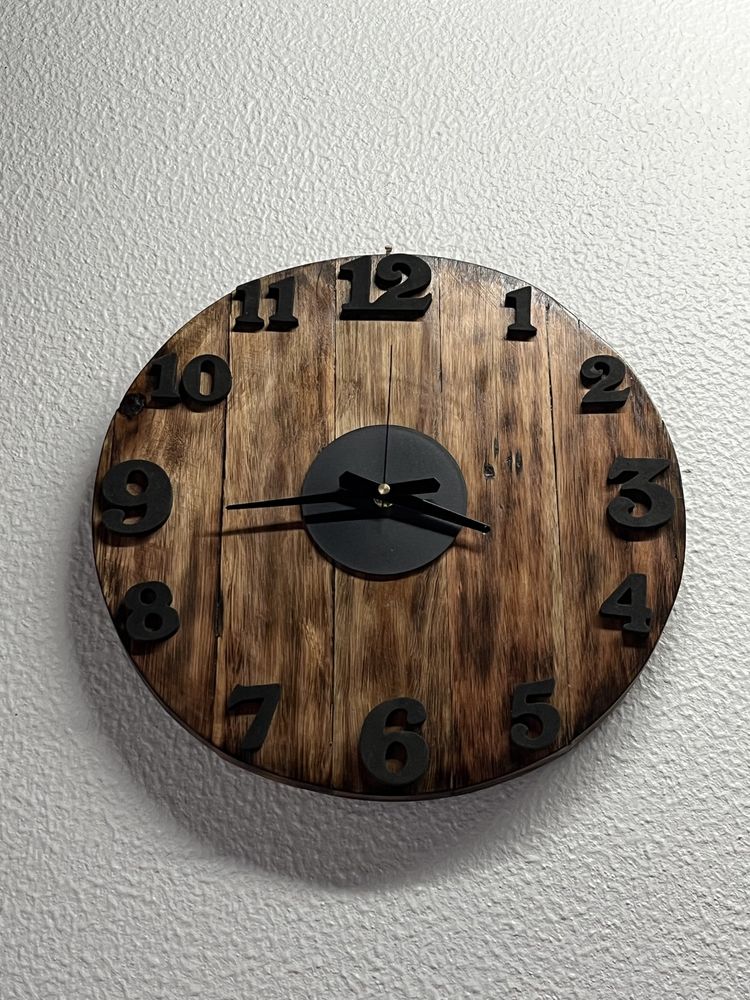 Relógios de madeira personalizáveis