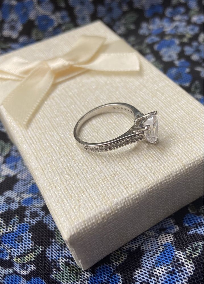 Nowy piękny pierścionek zdobiony cyrkonami z serduszkiem