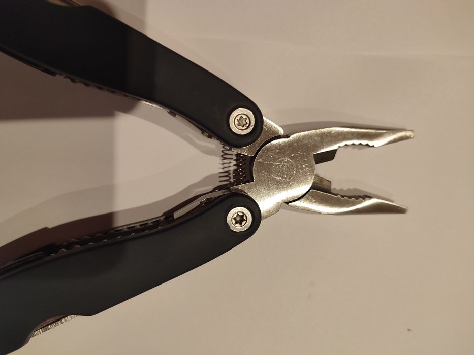 Новий мультітул, 9 в 1 , пласкогубці, кусачки, ніж , відкривачка...