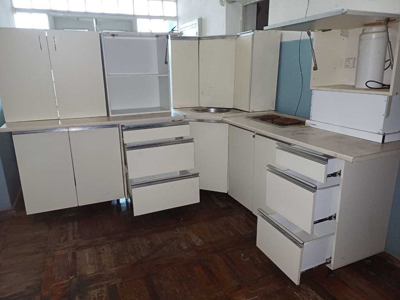 Кухонный гарнитур, кухня в сборе