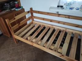 Łóżko sosowe lakierowane z oparciami, materacem Ikea i szufladą.