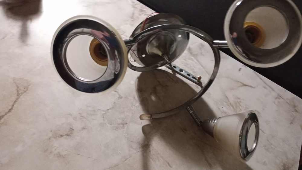 Люстра с 3 поворотными плафонами.