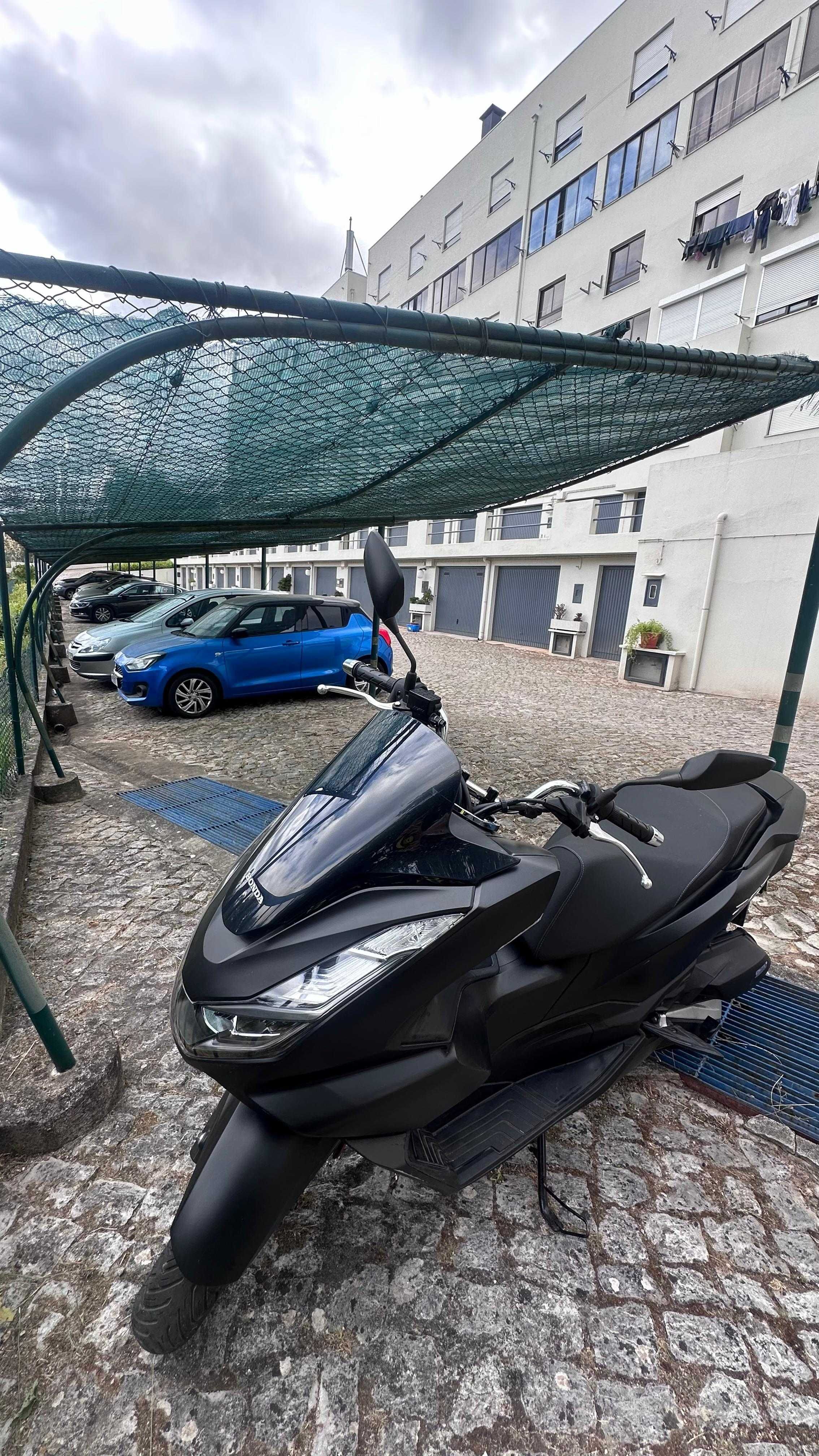 Honda PCX 2024 preta