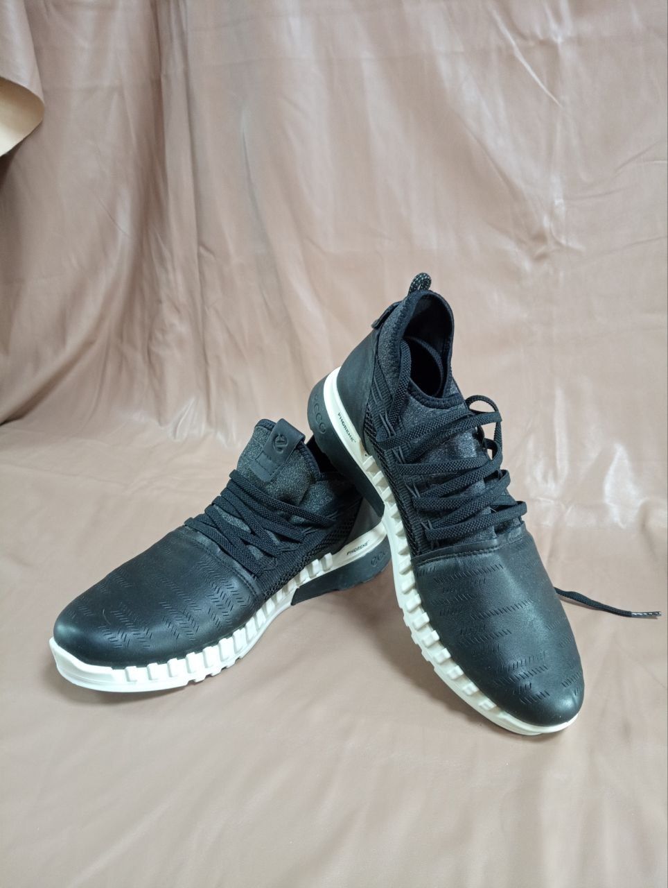 Кроссовки Ecco 37р и 41. Осталось 2 пары. 2200грн