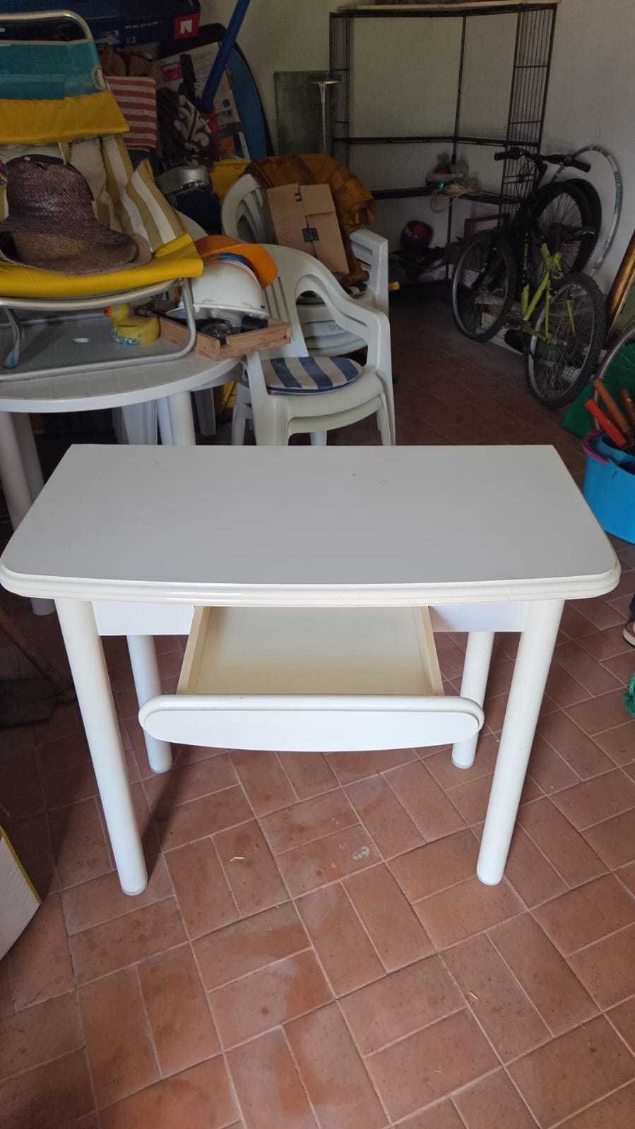 Mesa de cozinha extensível com gaveta
