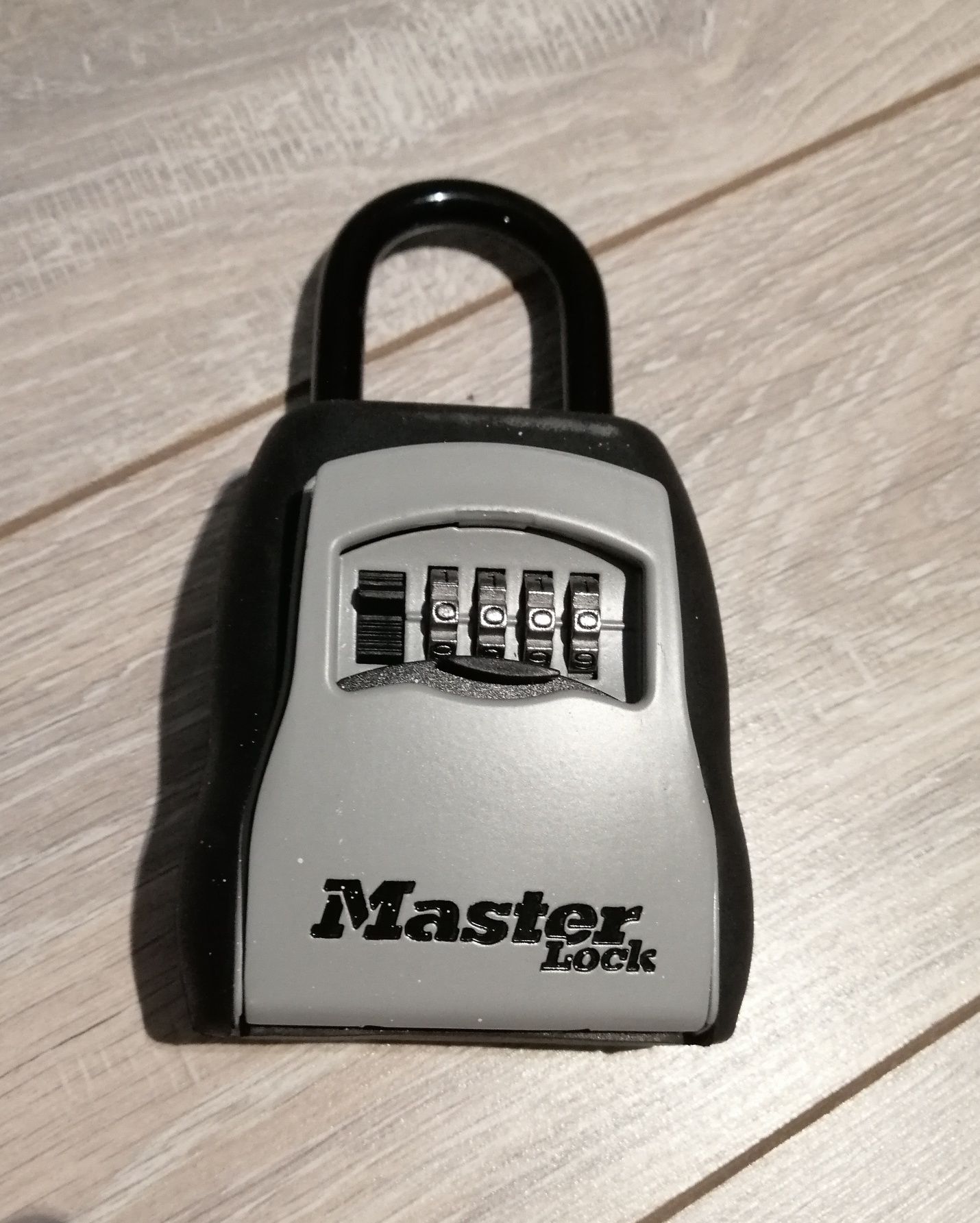 Kasetka na klucze Master Lock, Kłódka jarzmowa na  szyfr