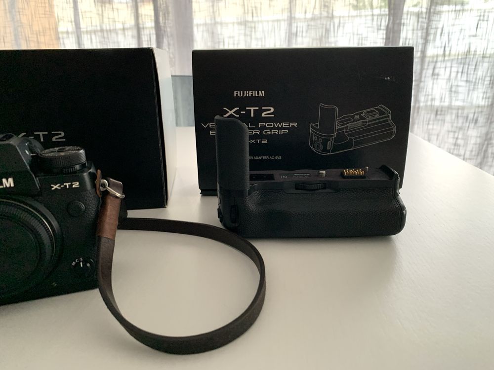 Fujifilm xt2 com punhos, baterias e flash.