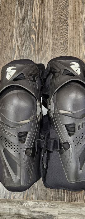 Продам шарнирні наколінники Thor