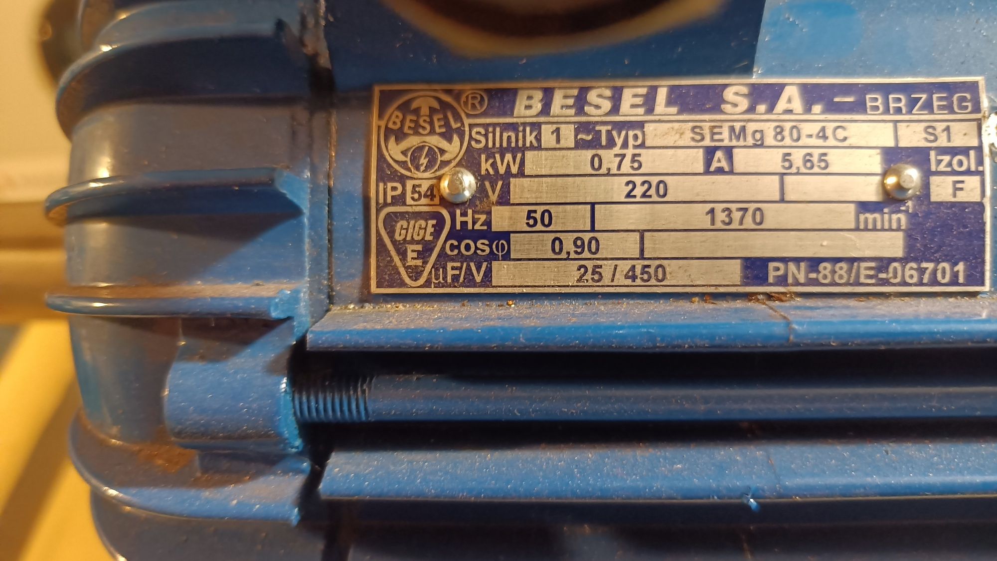 Silnik Besel Tamel 0.75 kw 1400 obr os 19  230V