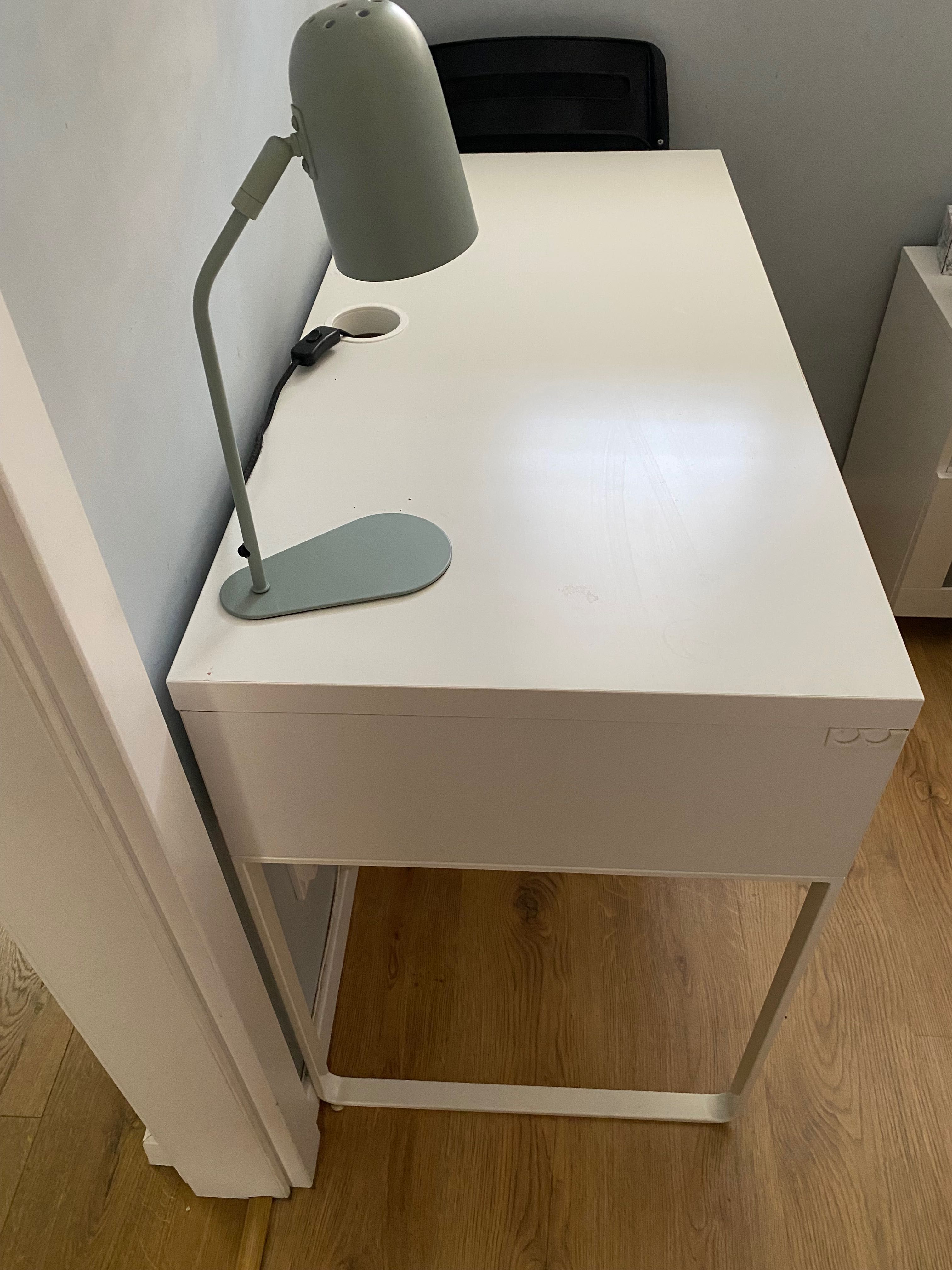 Białe biurko Ikea