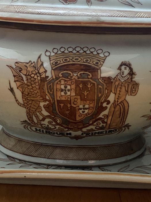 Terrina antiga em porcelana com brasão português