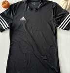 Męska czarna koszulka Adidas S z paskami na rękawach