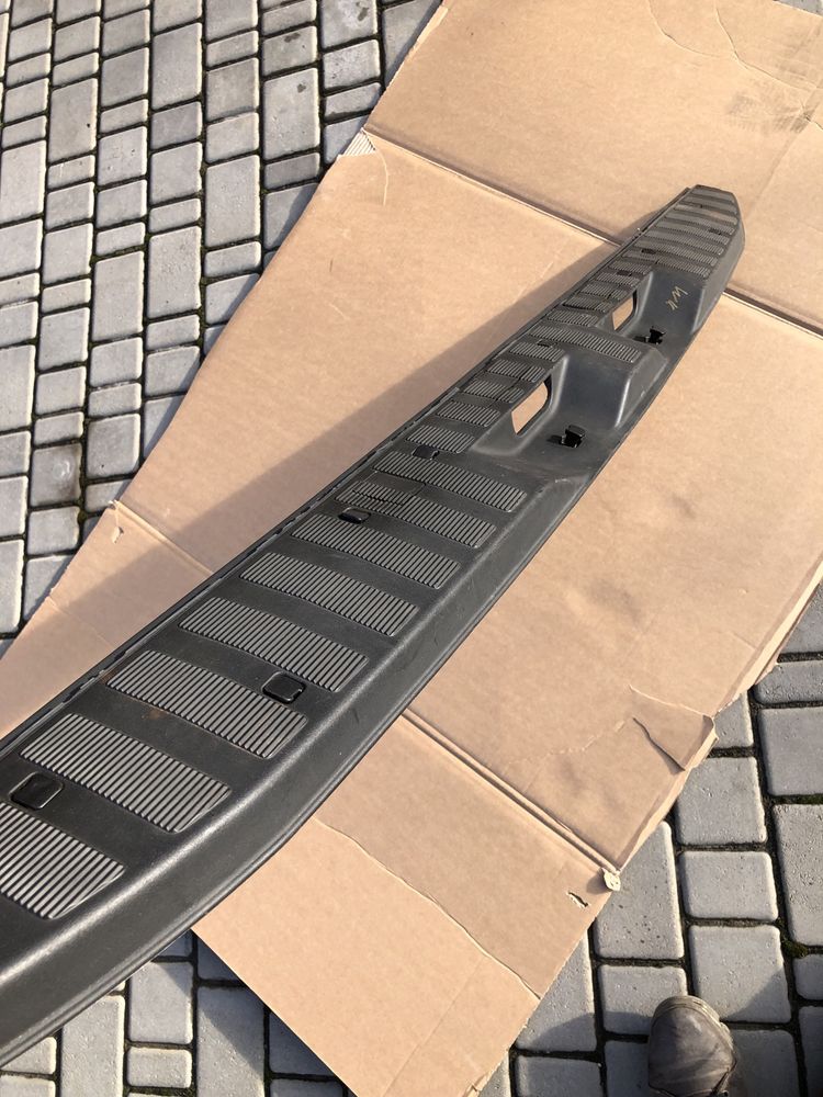 Планка задніх дверей (нижня) Sprinter 906 Crafter