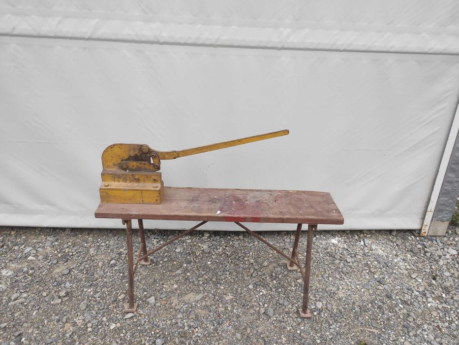 Nożyce stołowe gilotynowe do blachy.