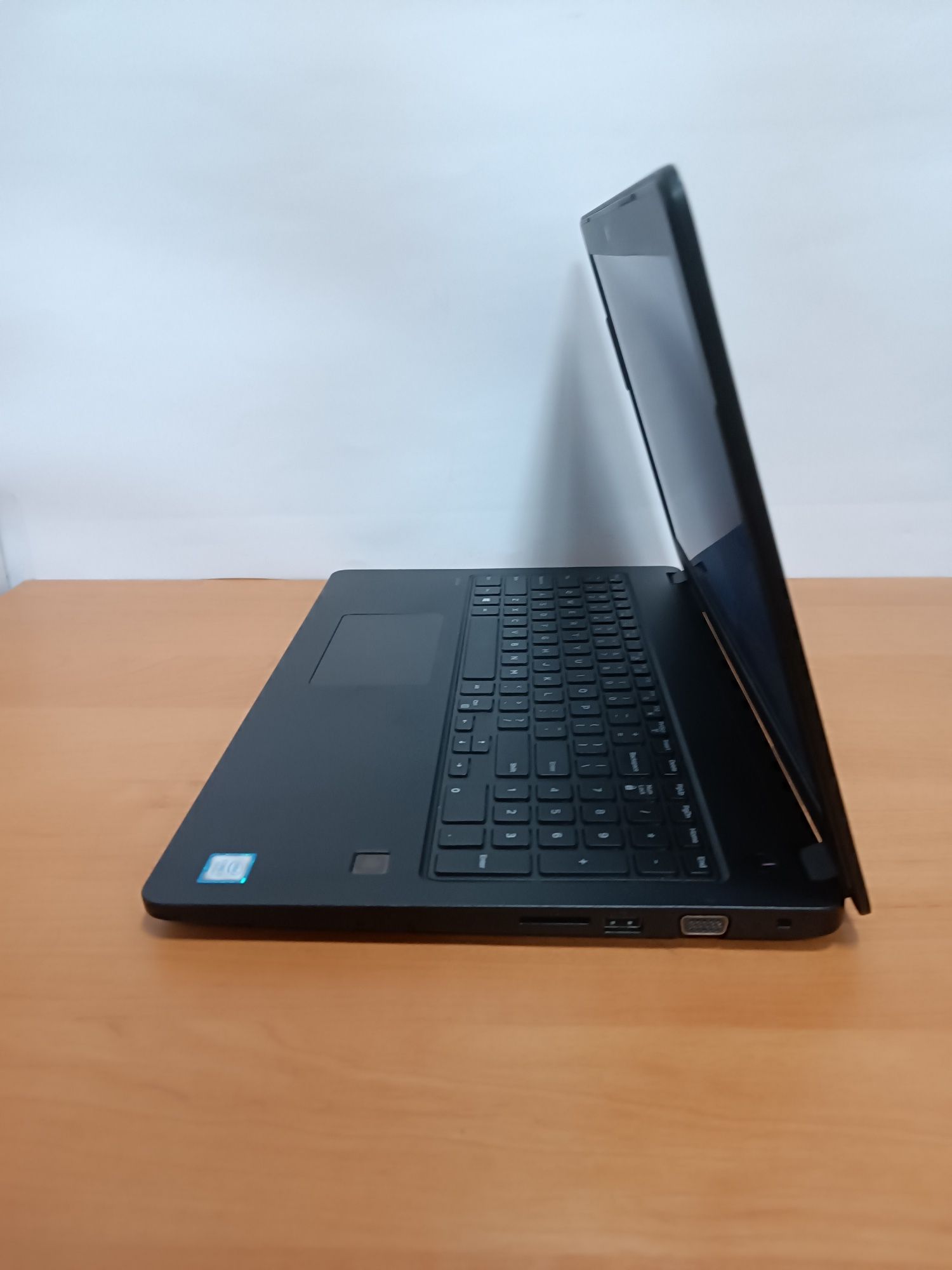 Ноутбук DELL i7 7500 3.5Ghz 8GB SSD 256GB Radeon R5 M330 FHD
