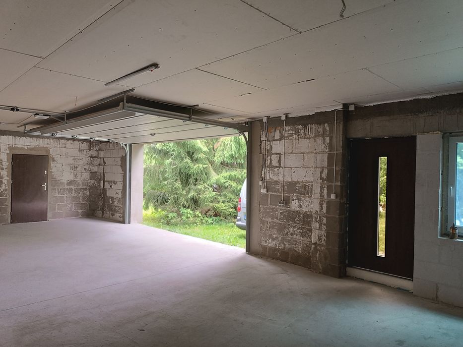 Wynajmę miejsce w dużym garażu, przezimowanie przyczepy, motoru.