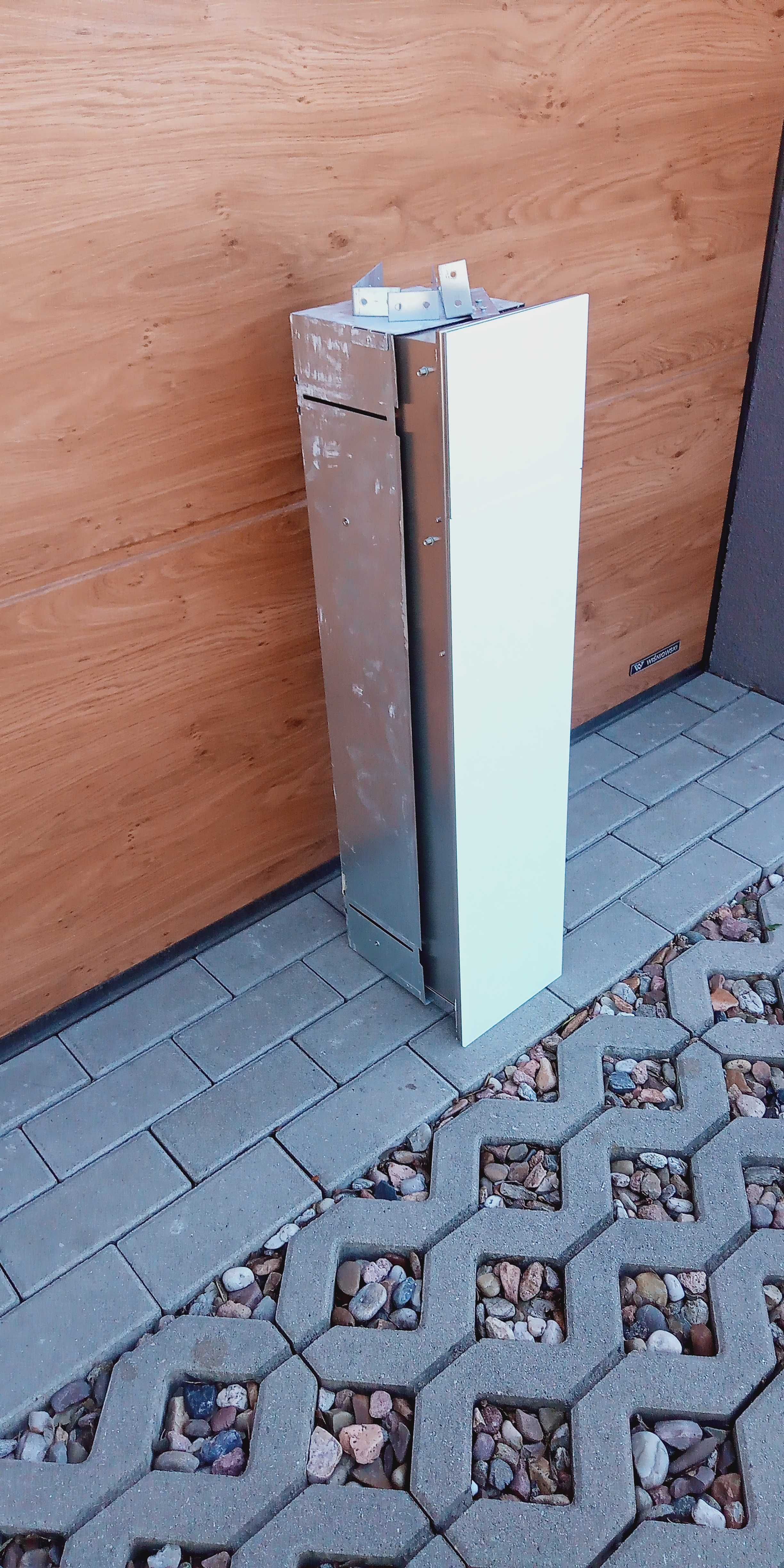 Wyposażenie łazienki WC z deską, skrytka na papier toaletowy.