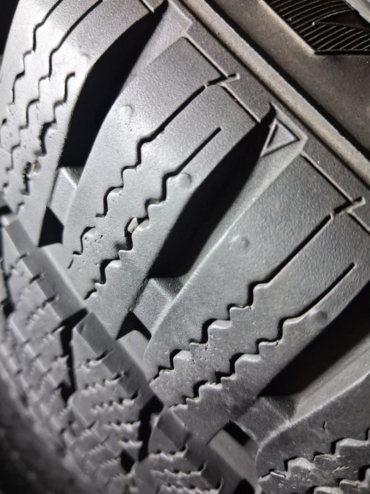 235/45 18 Kumho Izen kw 27 шини б/в зима Комплект