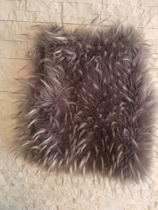 Kamizelka dziewczęca szara długi włos 
Stan bardzo dobry 
Założone  ra