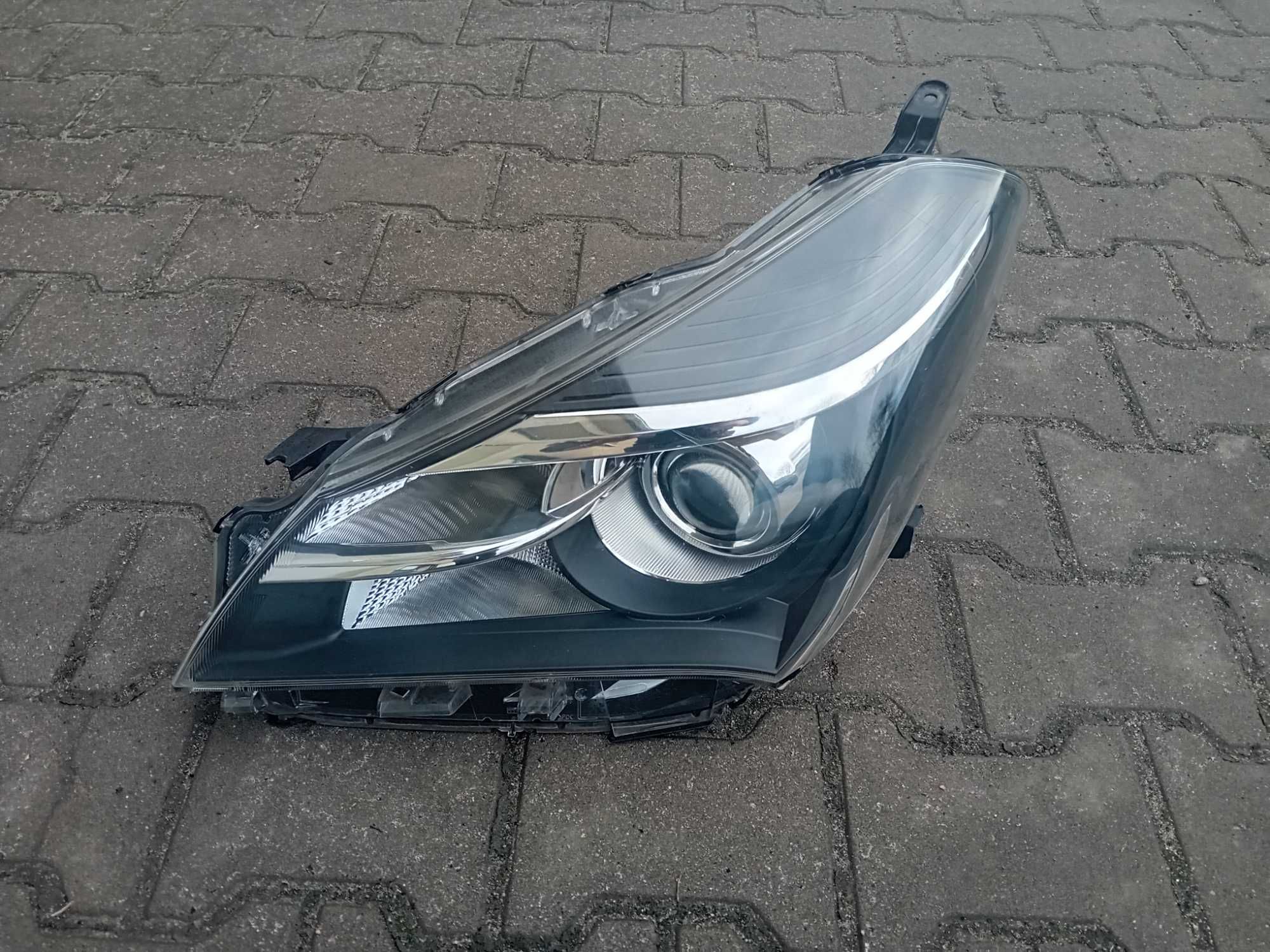 Toyota Yaris III reflektor, lampa lewy przód.