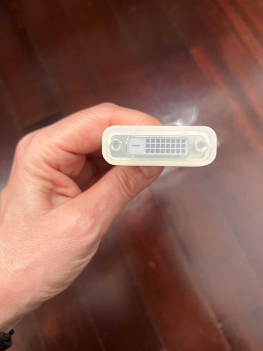 Mini DisplayPort to VGA Adapter. Original Apple. BRAND NEW.64409299217154121