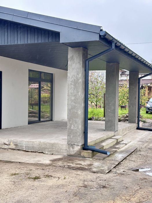 Продаж будинку з зарибленим озером.