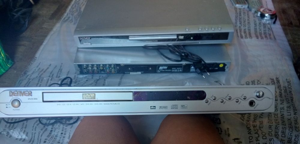 Vários leitores de DVD.