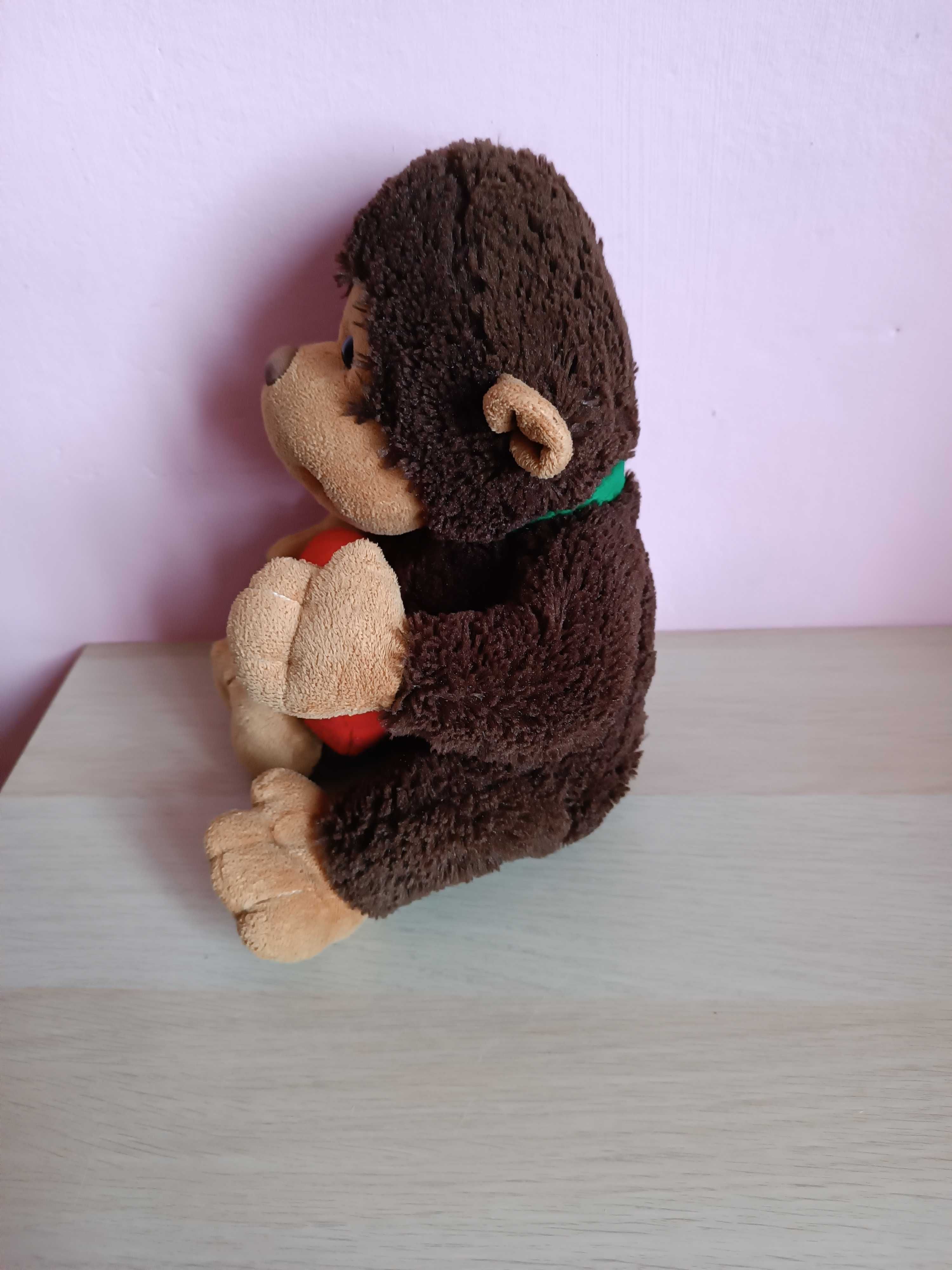 Maskotka małpka w szaliku i z sercem 28 cm
