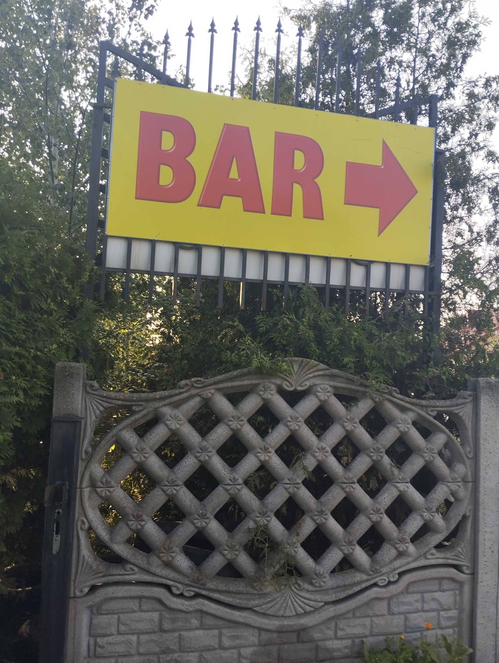 Tablica z napisem bar