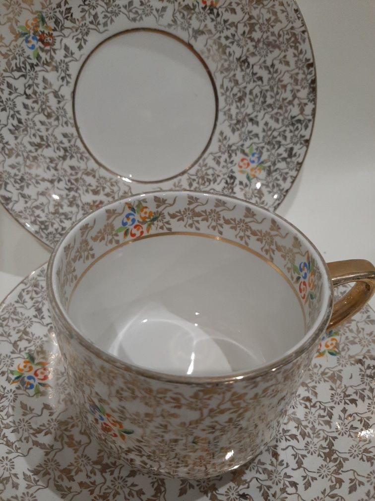Conjunto chávena e 2 pratos