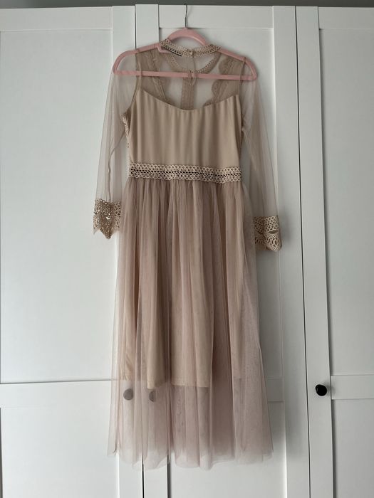 sukienka tiulowa midi