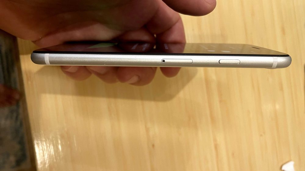 iPhone SE 2020 biały 64 Gb - stan ideał lecz bateria do wymiany