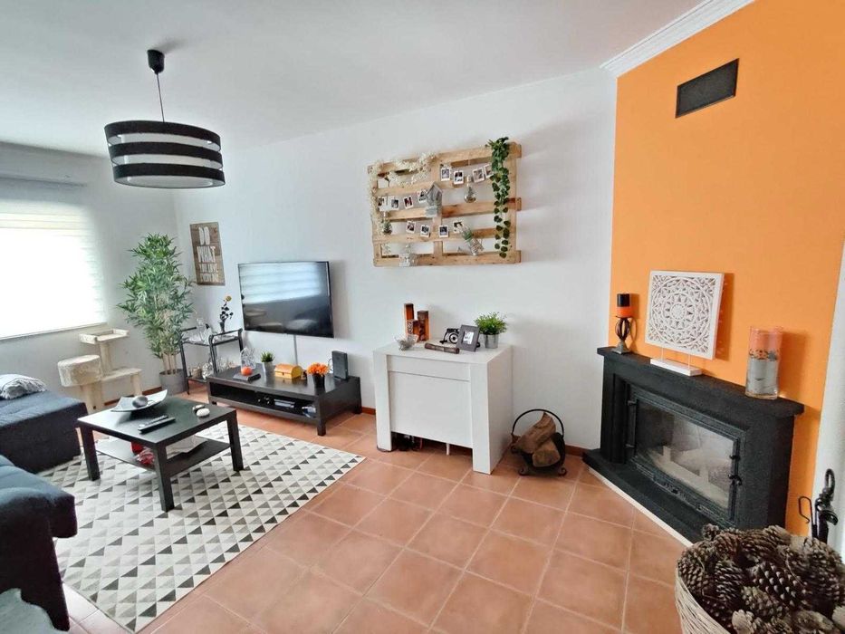 Farto do Barulho? Vende-se Sossego (com Casa T2 Incluída) em Azeitão!