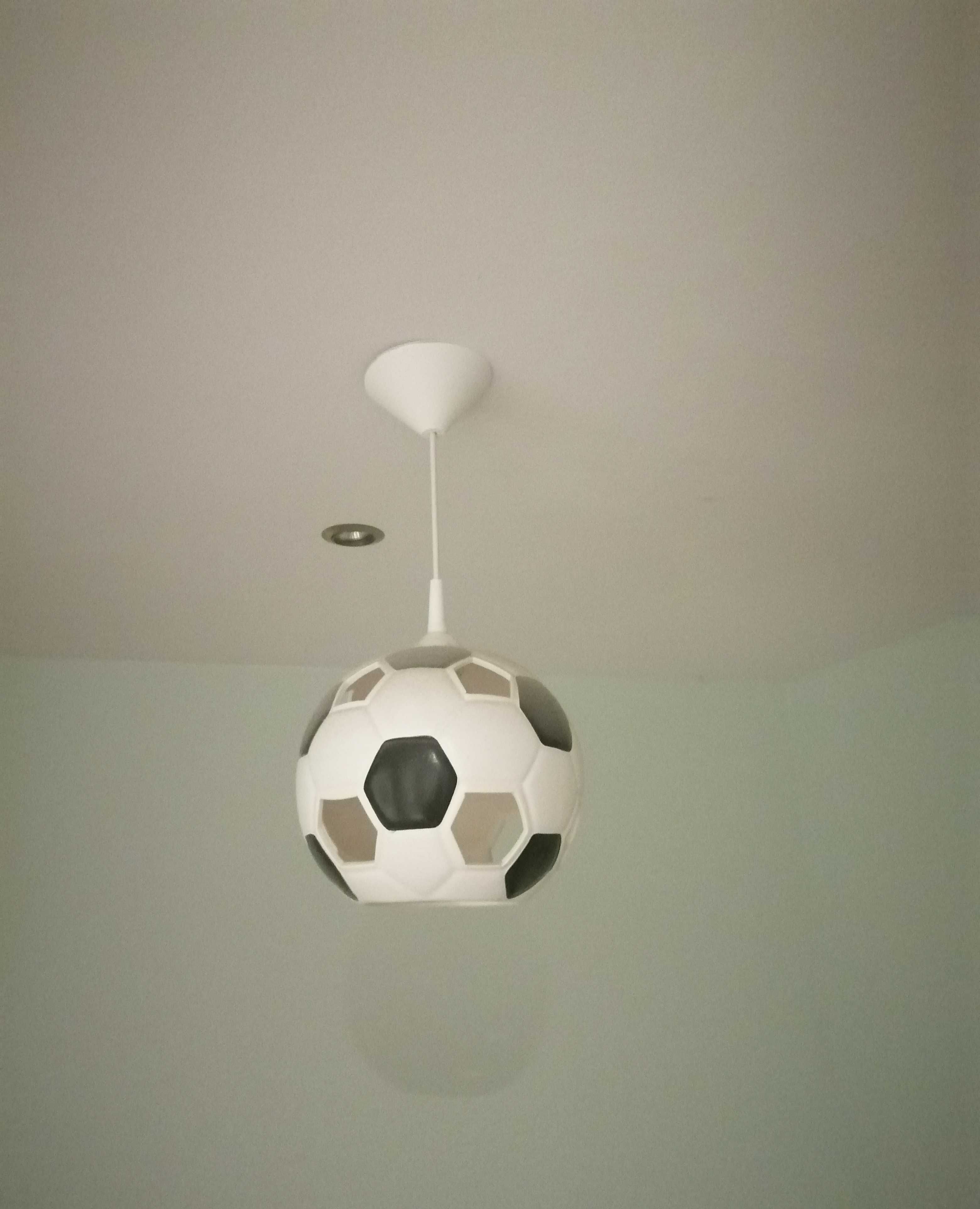 Lampa sufitowa dla piłkarza