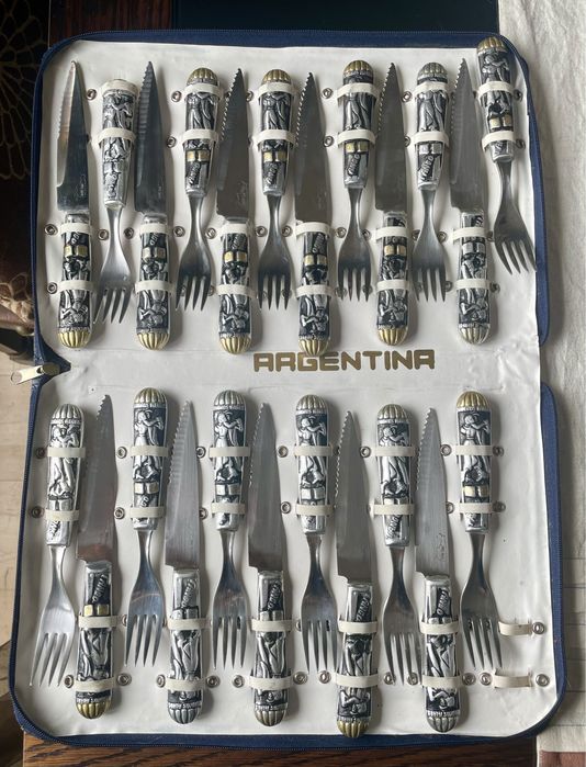 Conjunto de 12 facas e garfos Argentinos