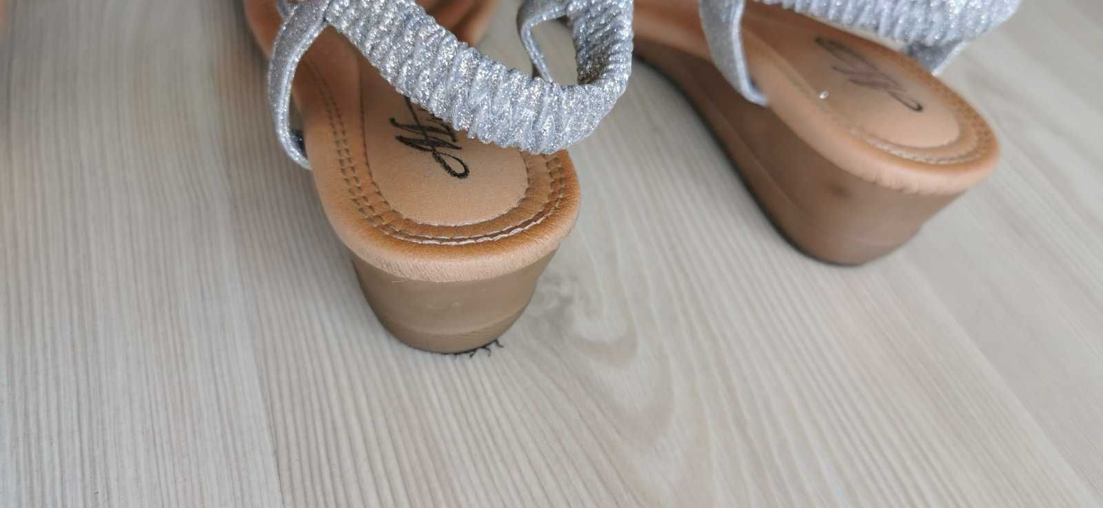 Sandałki na koturnie srebrno-złote rozmiar 37 (długościowo 38)