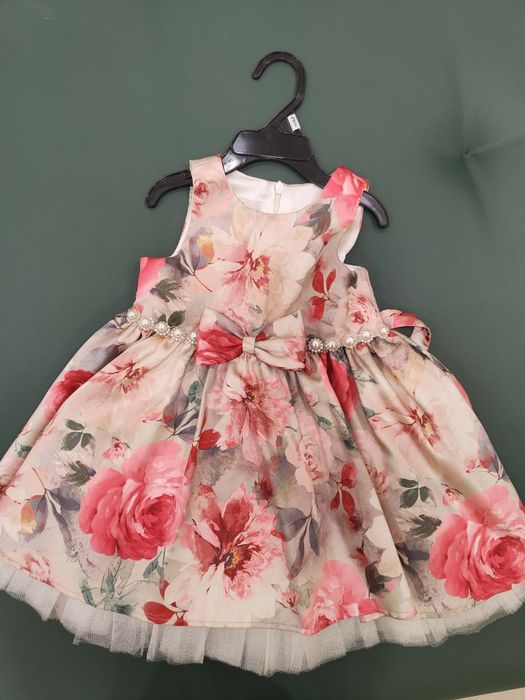 Дитяча святкова сукня.