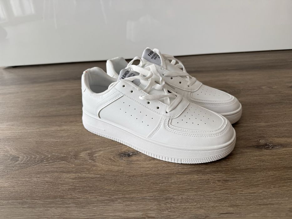 Tenis brancos simples