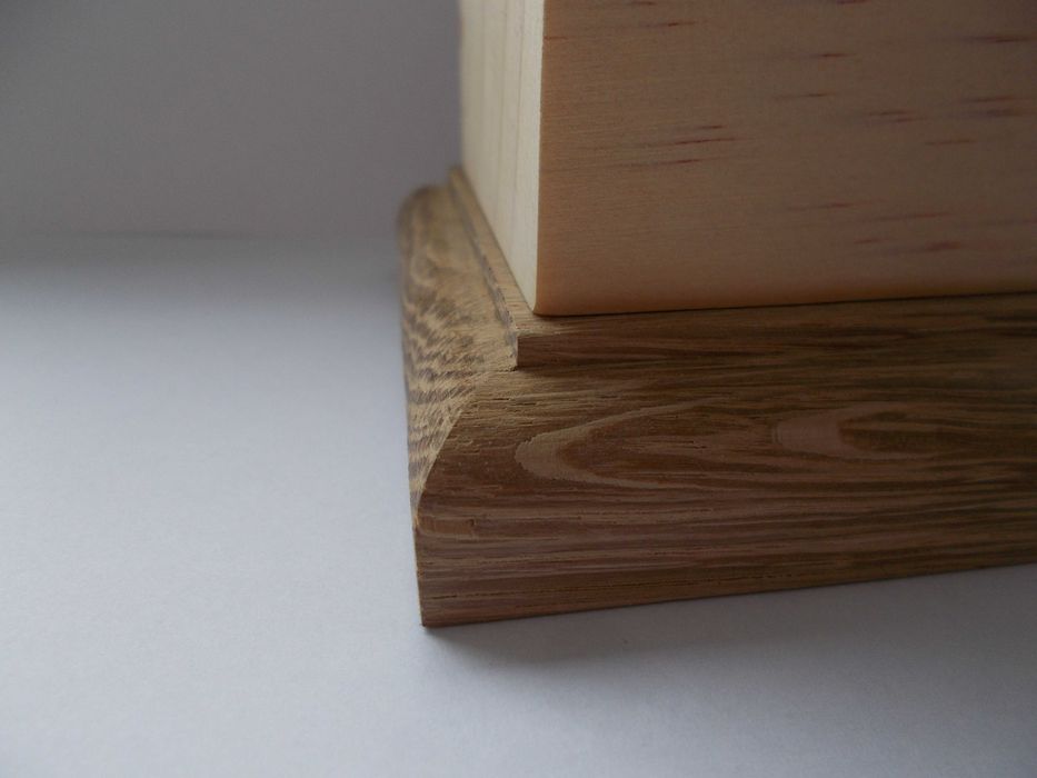 Drewniana podstawka z podwyższeniem pod figurki modele dioramy cokół