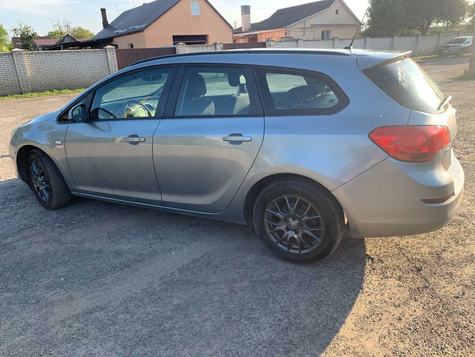 Opel Astra Sports Tourer 2011 1.6л