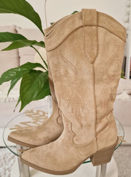 Kowbojki zamszowe "Bershka".