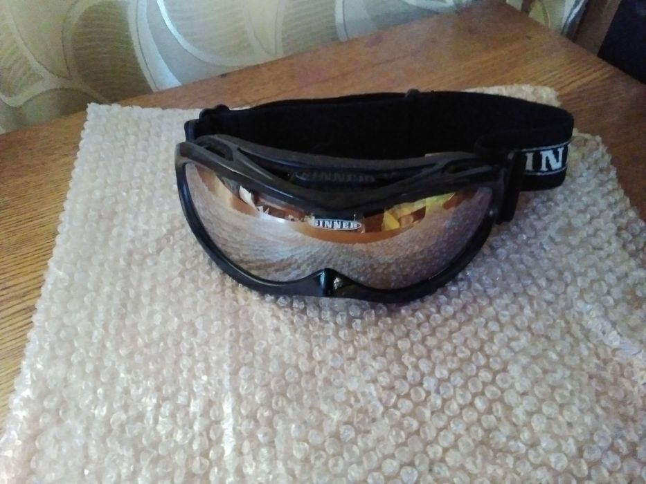 Очки маска лыжная.