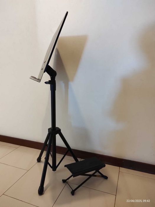 Porta partituras, pedal e suportes guitarra