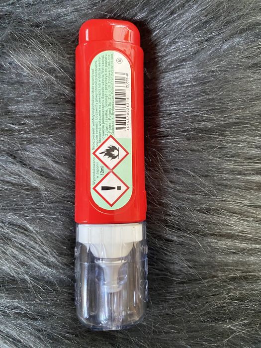 Korektor w piórze Pentel z metalową końcówką