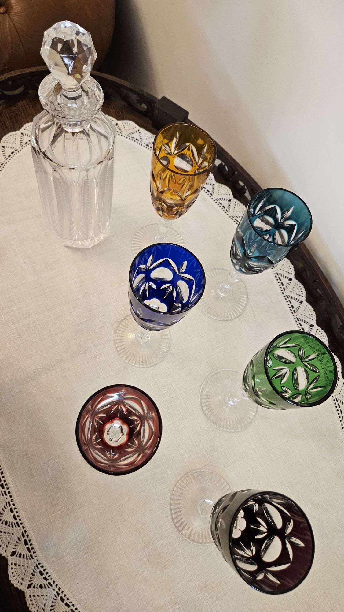Decanter com 6 copos coloridos em Cristal