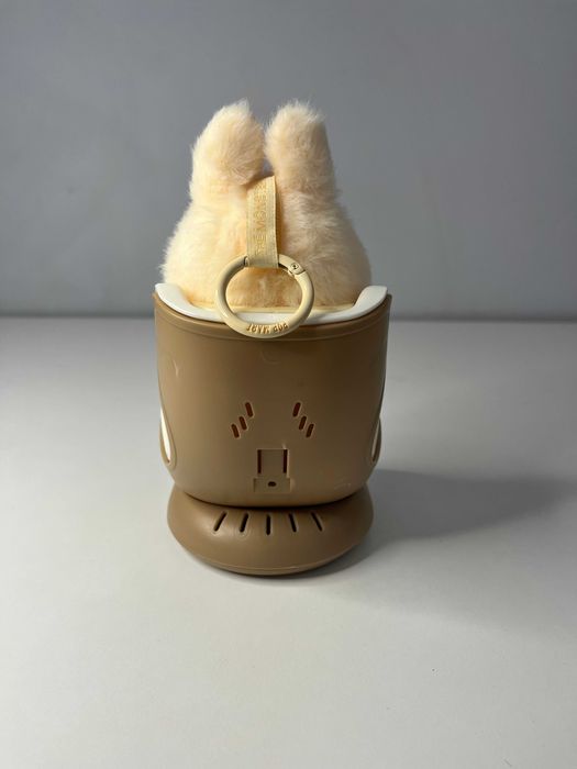Mini fotelik samochodowy dla Labubu – beżowy kolor