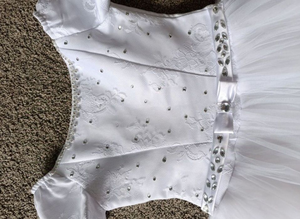 Плаття на причастя,випуск