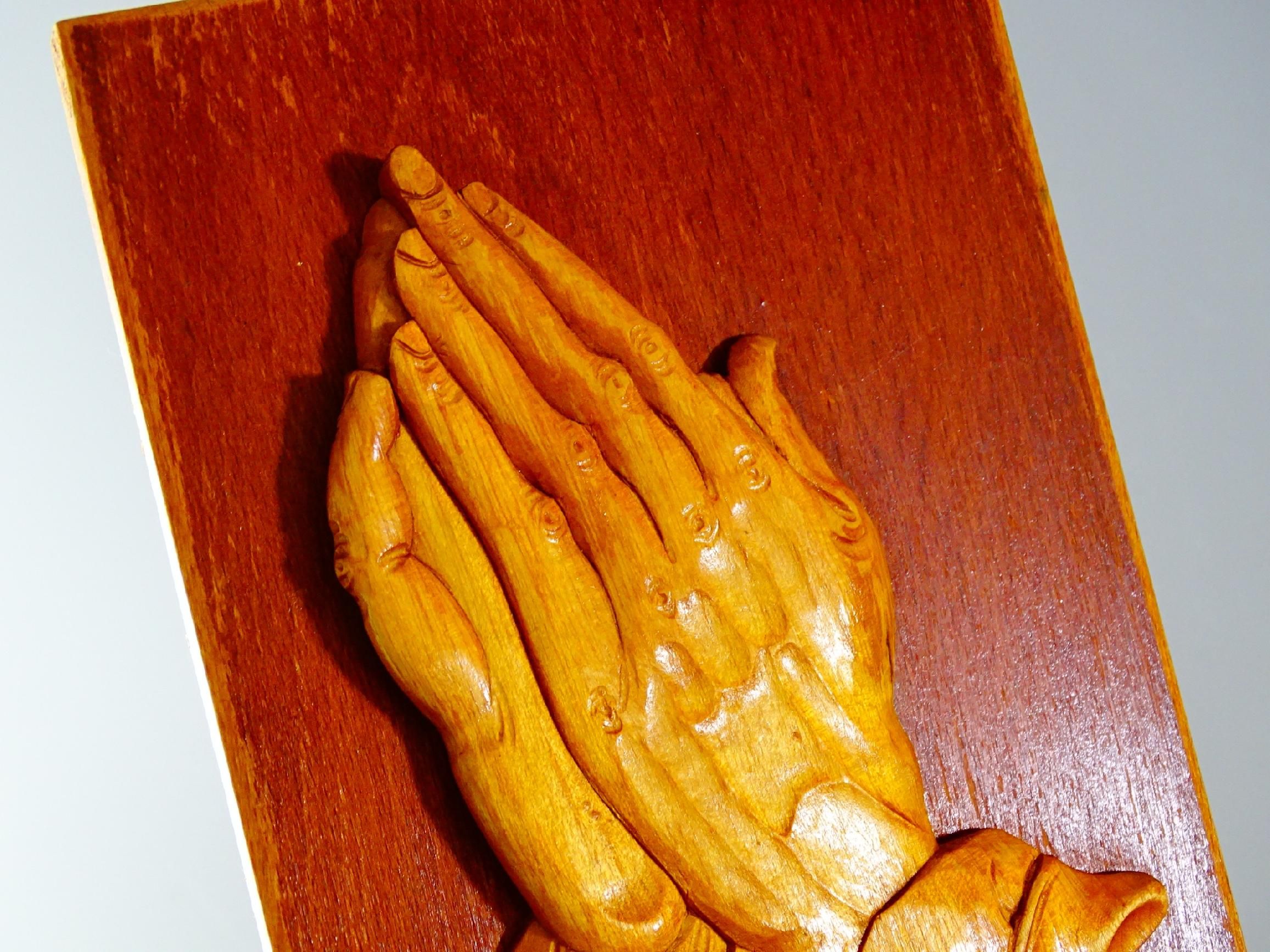 płaskorzeźba drewniana dłonie modlitwa durer
